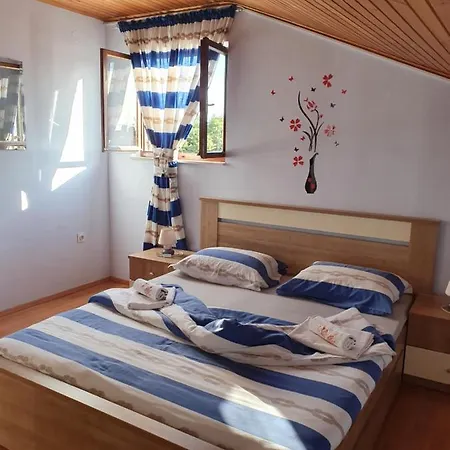 欣特垭公寓 *